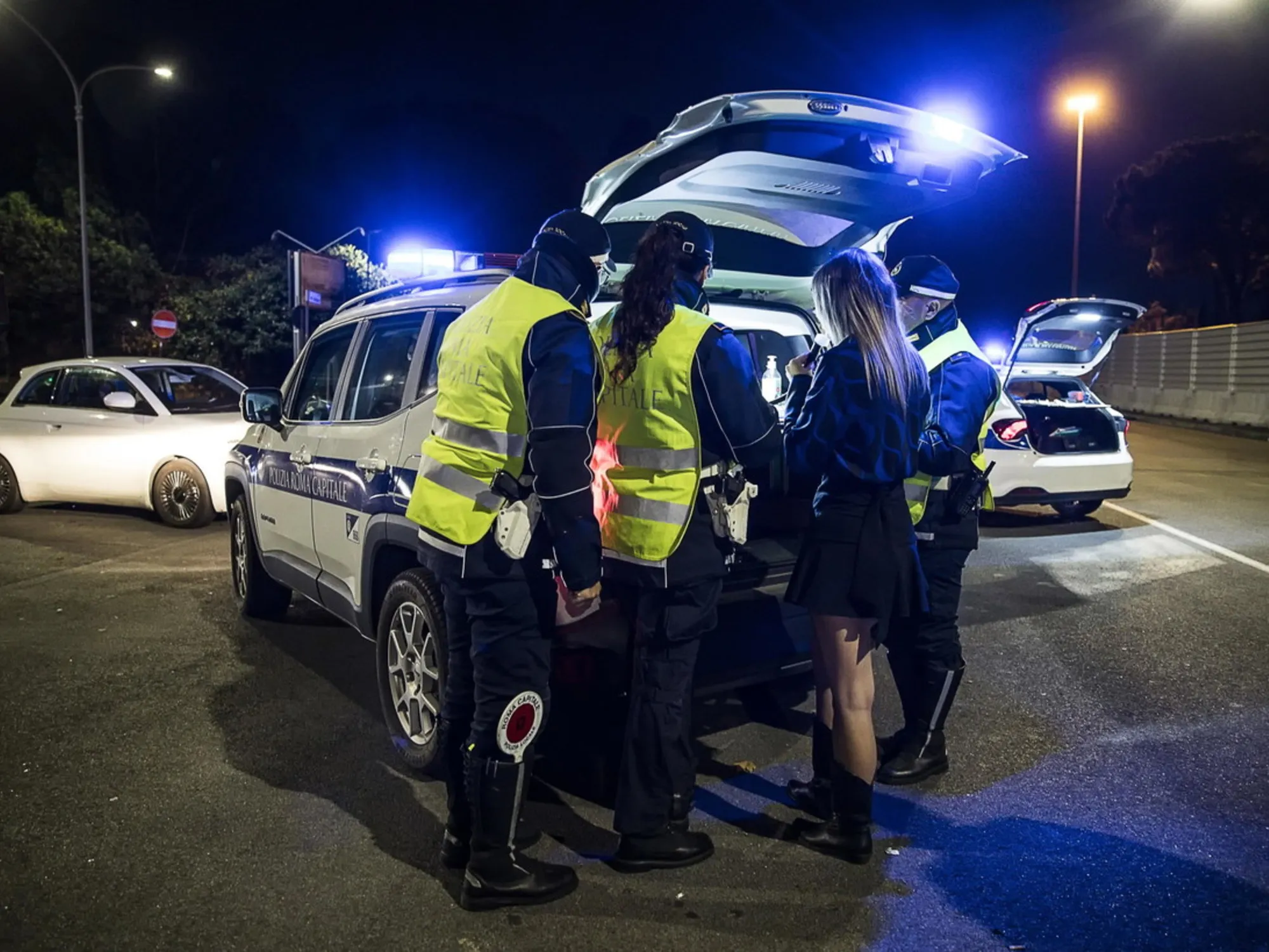 Leggi l'articolo: Lancia sassi, presa in pieno una volante, Roma sotto choc
