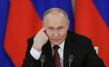 Russia, l'affondo feroce di Vladimir Putin a Macron e Merz: "Deficienti"