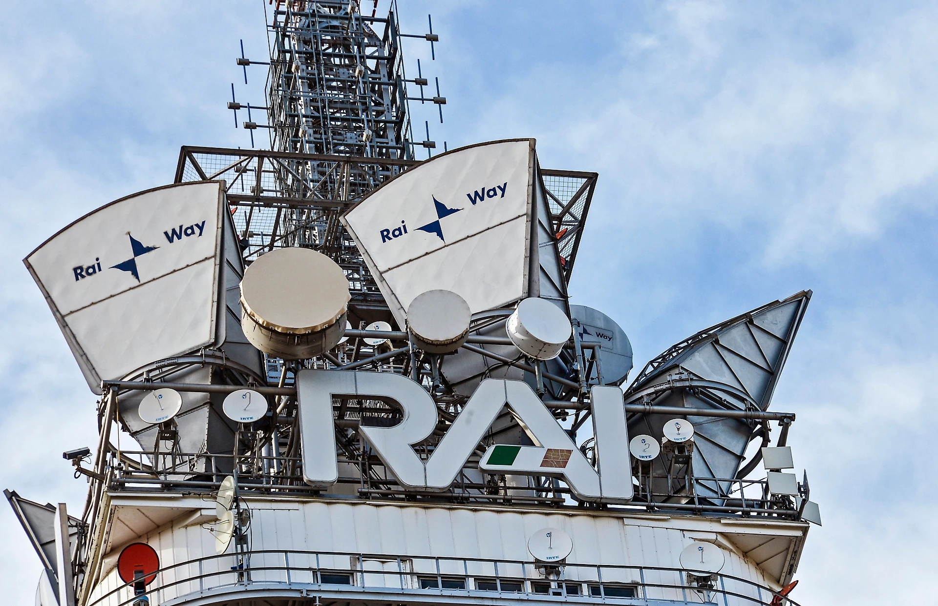 Canone Rai, quanto soldi nostri regaliamo alla tv di Stato: le vergogna nascosta