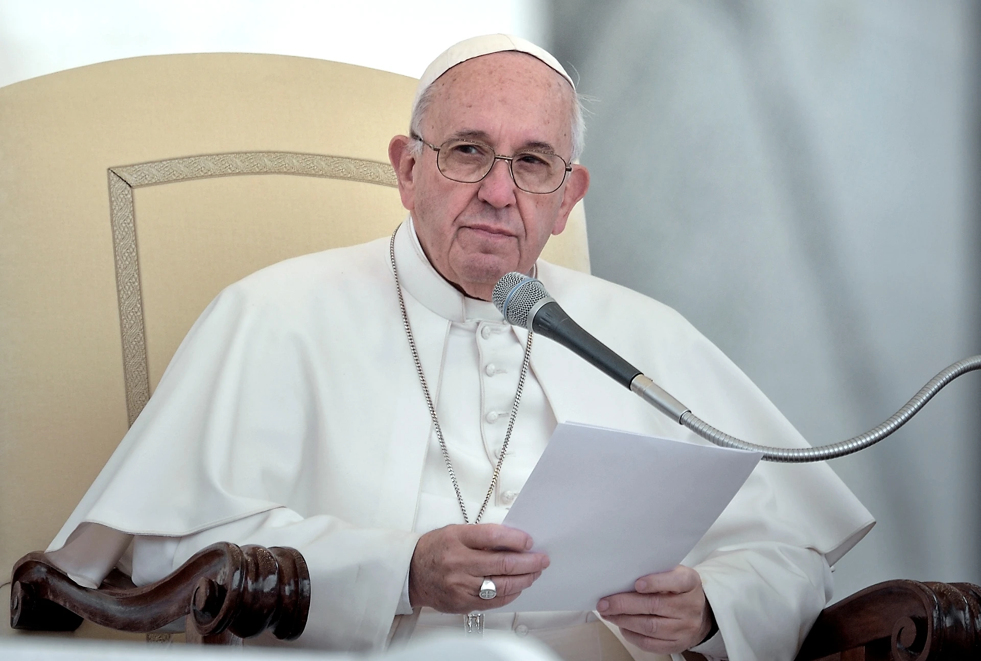 Vaticano, Papa Francesco per la prima volta sotto accusa: "Così sui preti pedofili ci prende in giro"