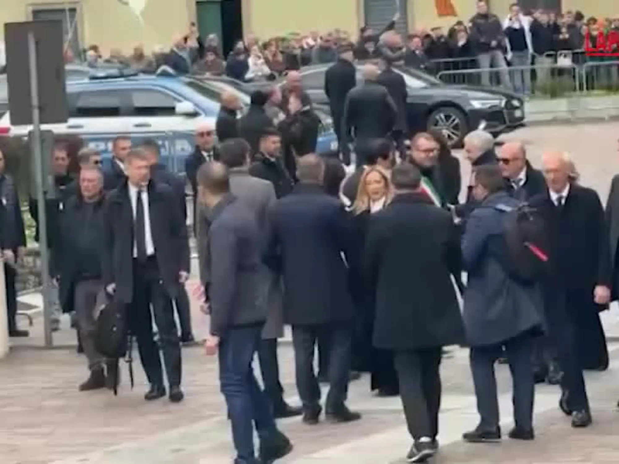 Arriva Giorgia Meloni, accolta dagli applausi <span style="color: rgb(153, 0, 0);">Video</span>