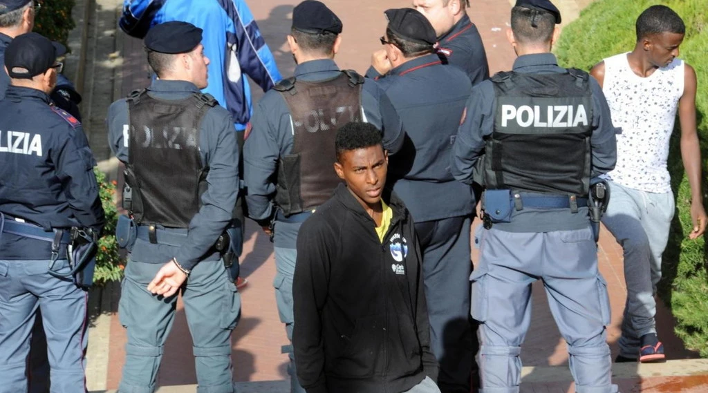 Biella, immigrato ubriaco bacia in bocca una neonata: la madre sotto-choc