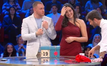 Affari Tuoi, il marito di Paola massacrato in diretta: "Si è vestito al buio"