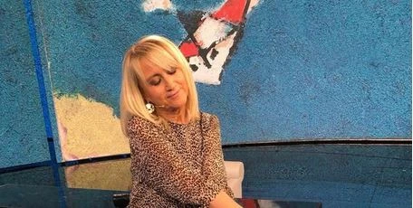 Luciana Littizzetto dietro le quinte a Che tempo che fa: "Beccata", calze a rete esagerate e smalto ai piedi