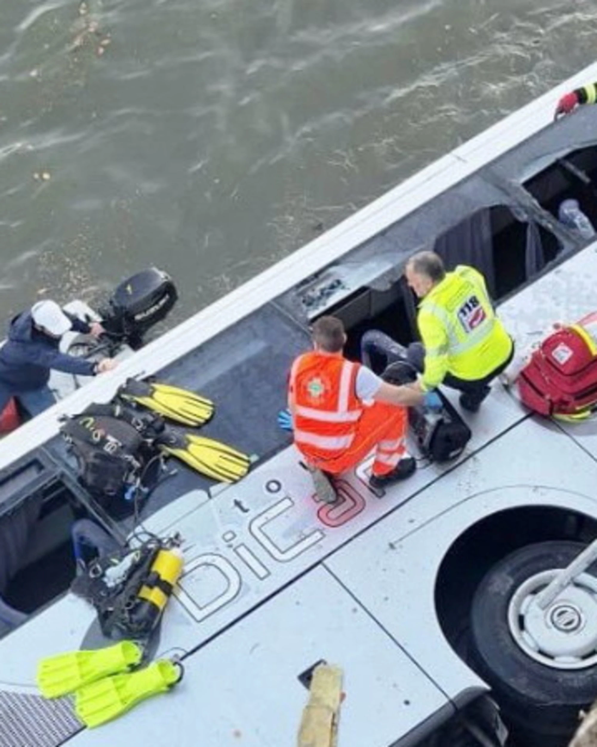 Torino, bus turistico cade nel Po: morto l'autista