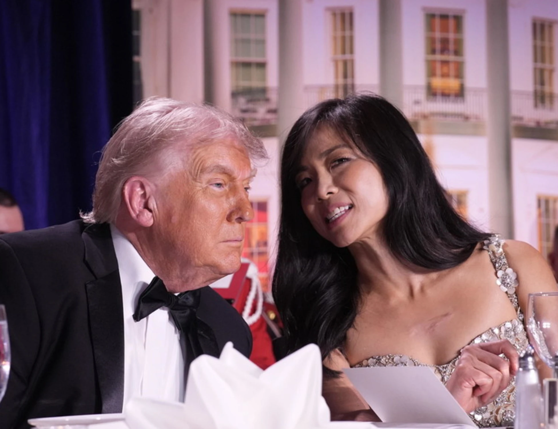 Donald Trump, chi è la donna seduta accanto a lui alla cena interrotta dagli spari