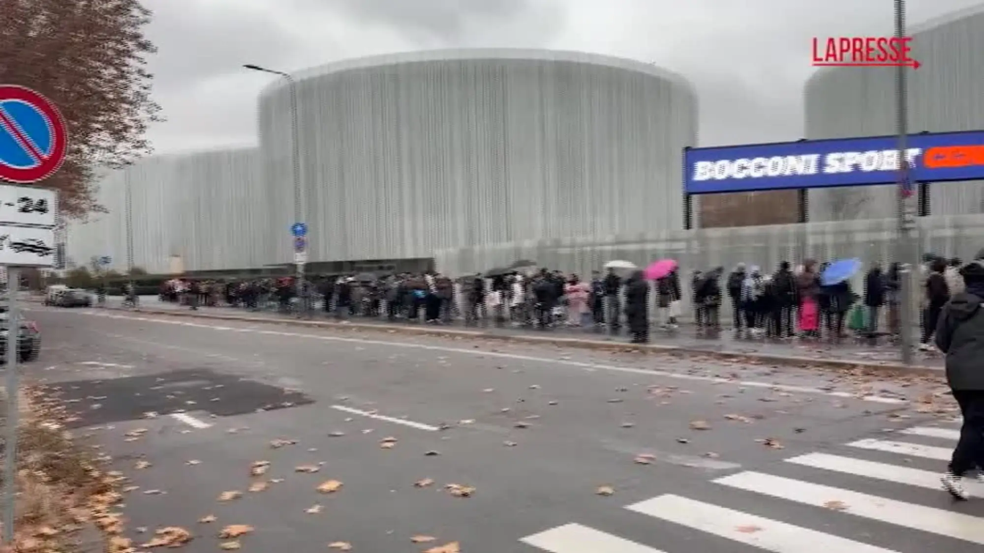 Milano, Natale in coda al "Pane Quotidiano": la festa dei dimenticati