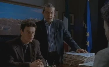 Canale 5, Distretto di polizia 8: un botto all'alba