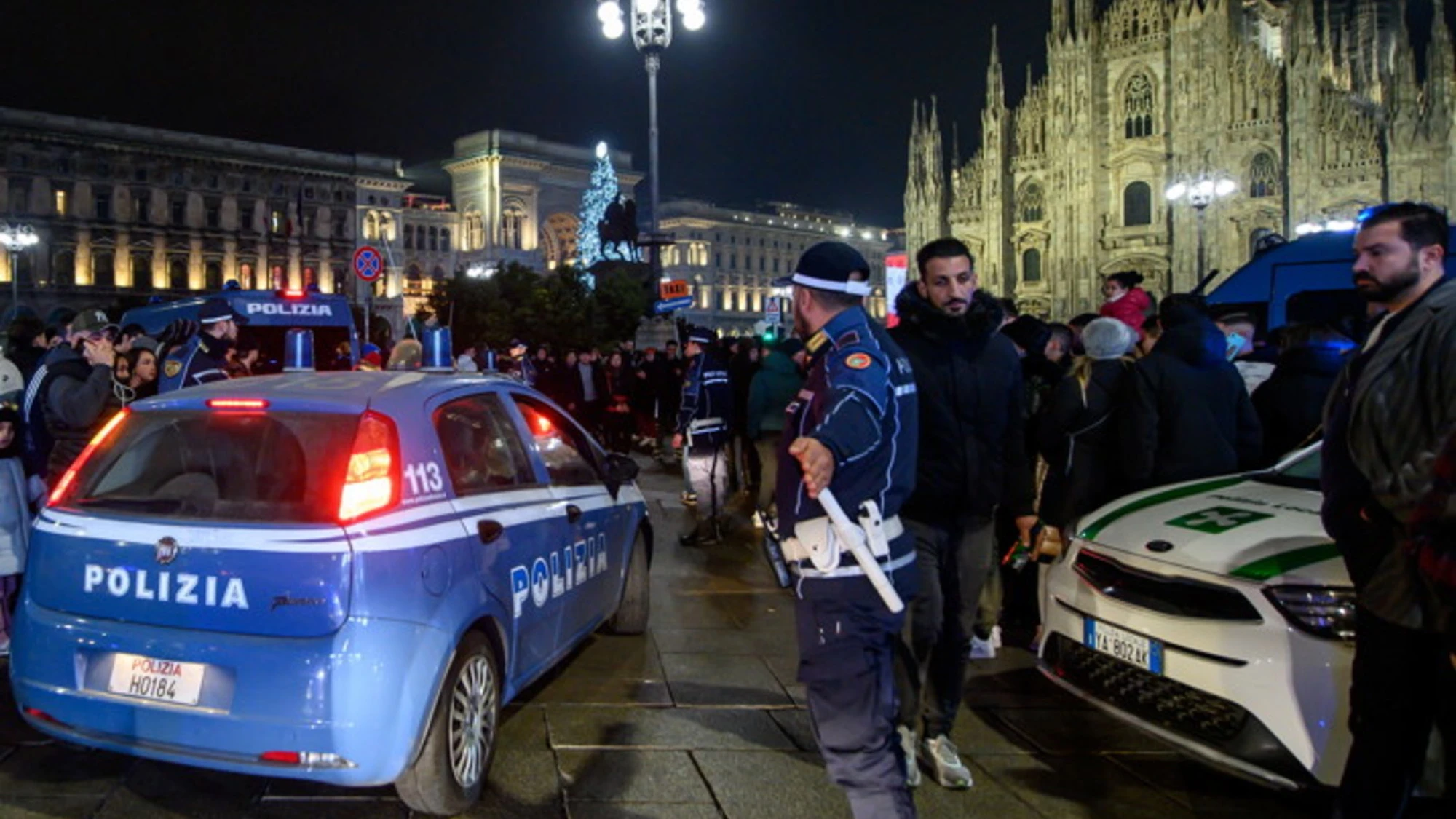 Milano, Maranza padroni in piazza Duomo: clienti sotto assedio, ristoratore accoltellato