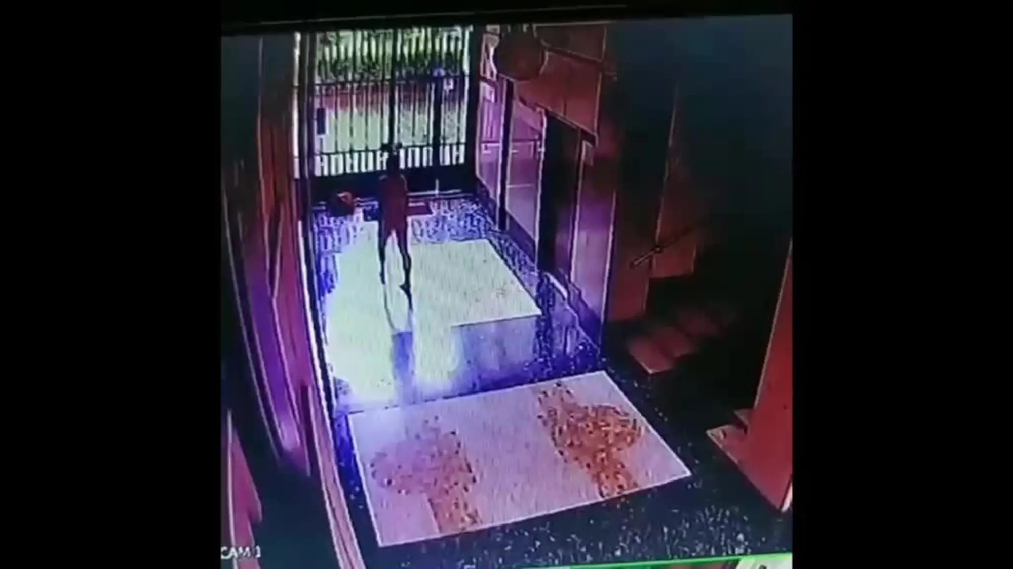Milano allo sbando: entra in un condominio, si denuda e prega