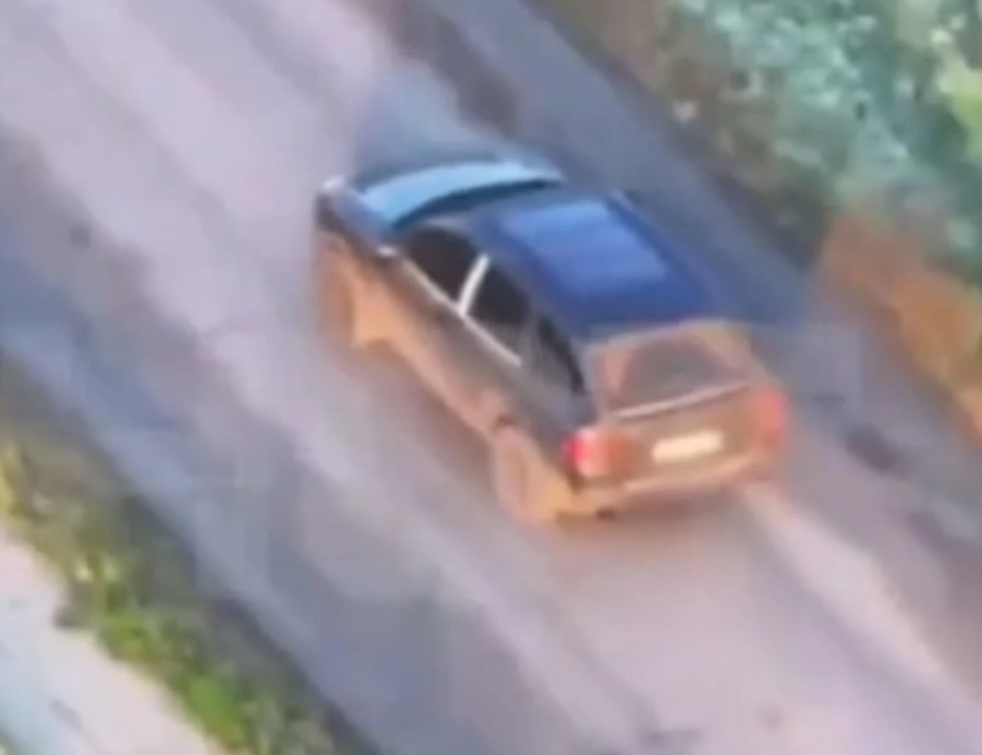 Ucraina, soldati russi all'attacco col Porsche Cayenne: il video virale