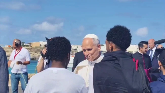 Papa Leone a Lampedusa benedice targa al molo Favaloro intitolata a Bergoglio