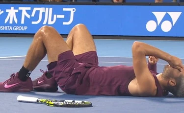 Carlos Alcaraz, paura a Tokyo: si accascia a terra durante il match