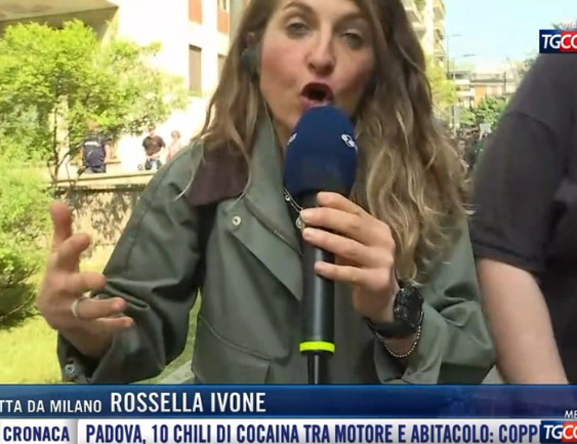 Milano, antifa aggrediscono l'inviata di Mediaset: tensione al corteo