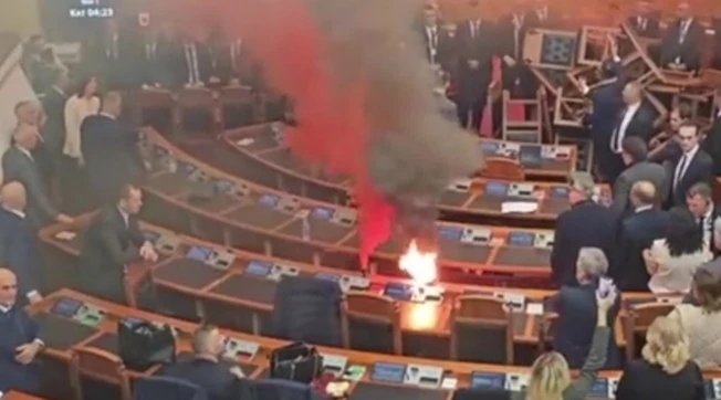 Albania, fumogeni e fiamme in Parlamento: il Paese piomba nel caos