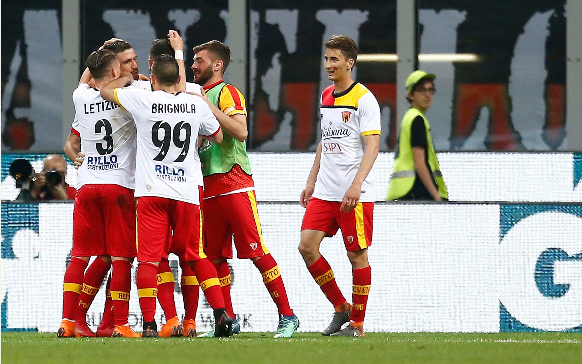 Milan, maledizione Benevento. A San Siro gode De Zerbi: 1-0 in dieci, firma Iemmello