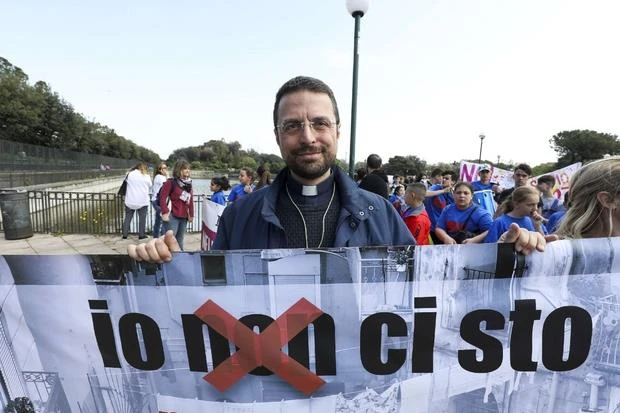 Napoli, la camorra ammazza a scuola. Il parroco: "Ferocia davanti a un bimbo di 3 anni"