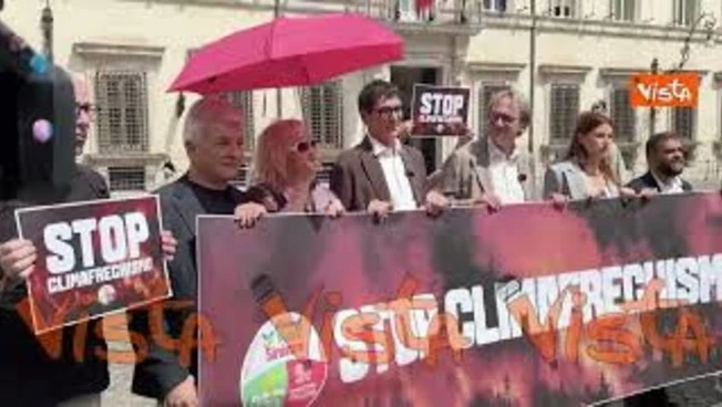 'Stop al climafreghismo' Avs in piazza davanti a Palazzo Chigi contro politiche Governo sul clima