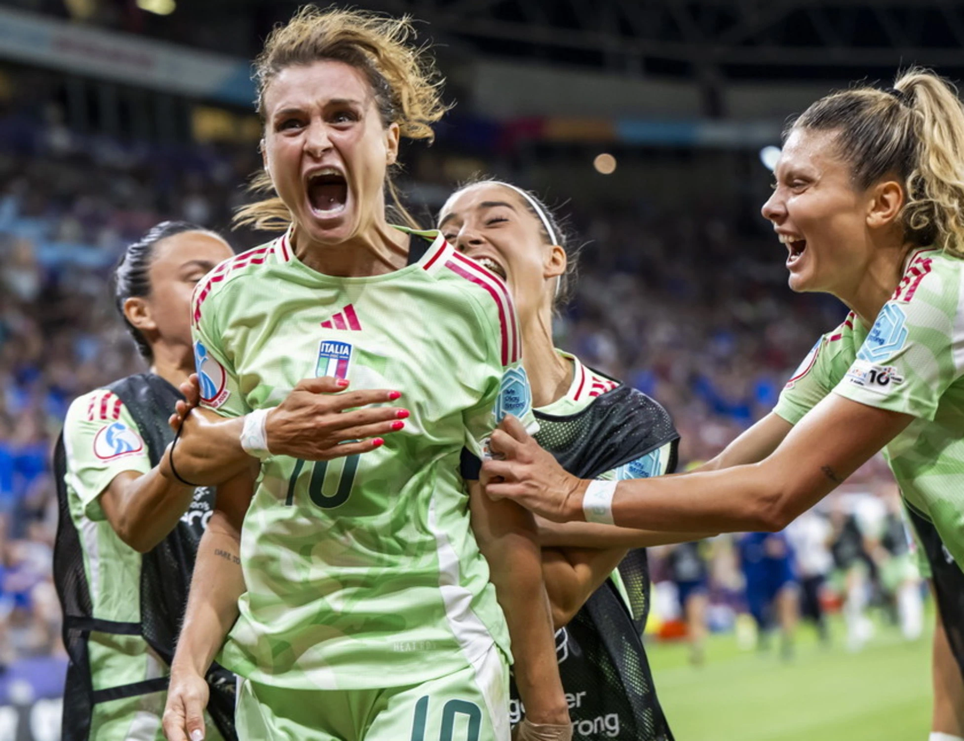 Calcio femminile, tutti sul carro delle azzurre: ma il movimento va a picco