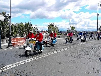 Sfila la carica delle 400 Lambrette, il raduno è da vacanze romane