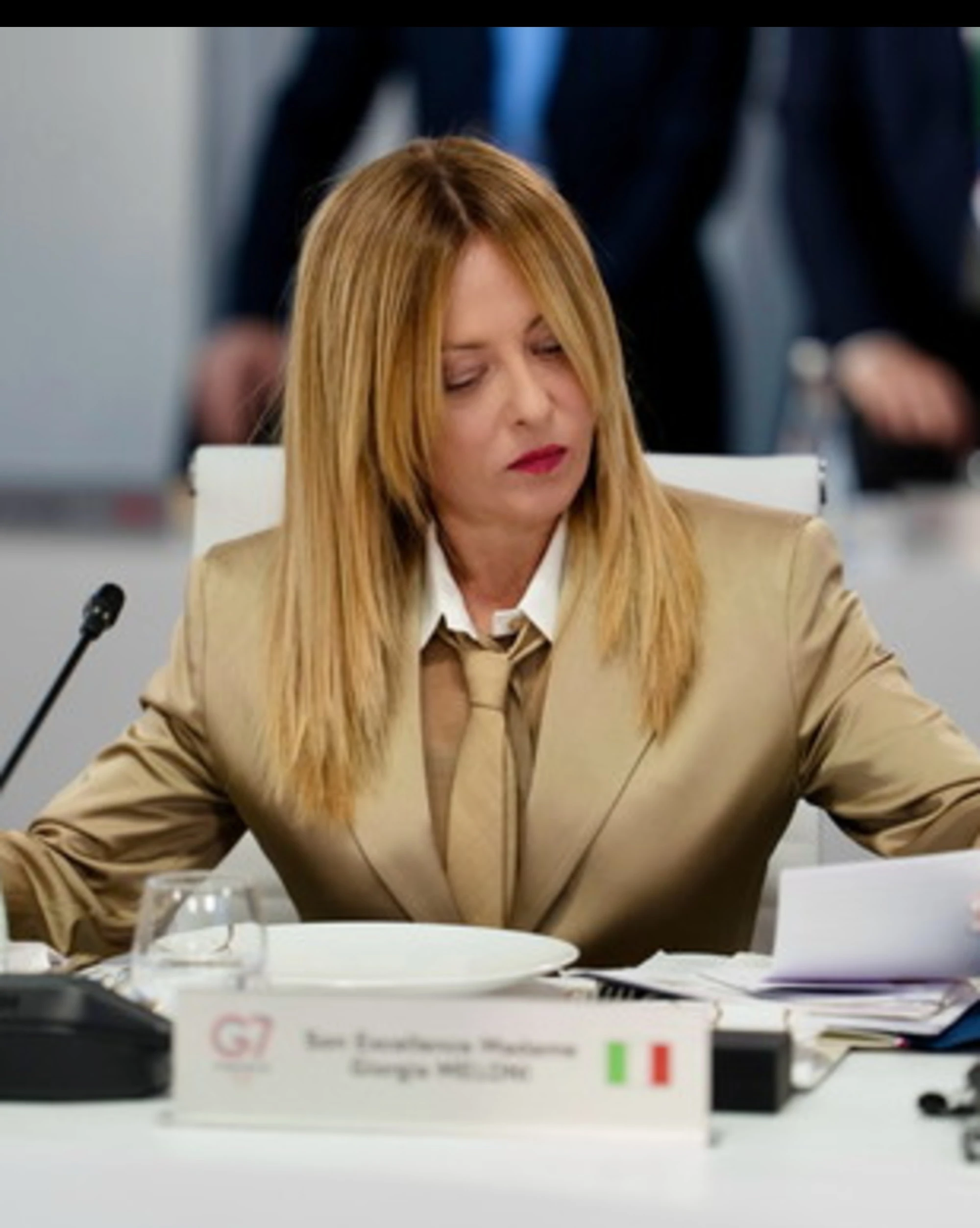 Meloni e Trump, la cravatta galeotta e il segreto del non-interprete