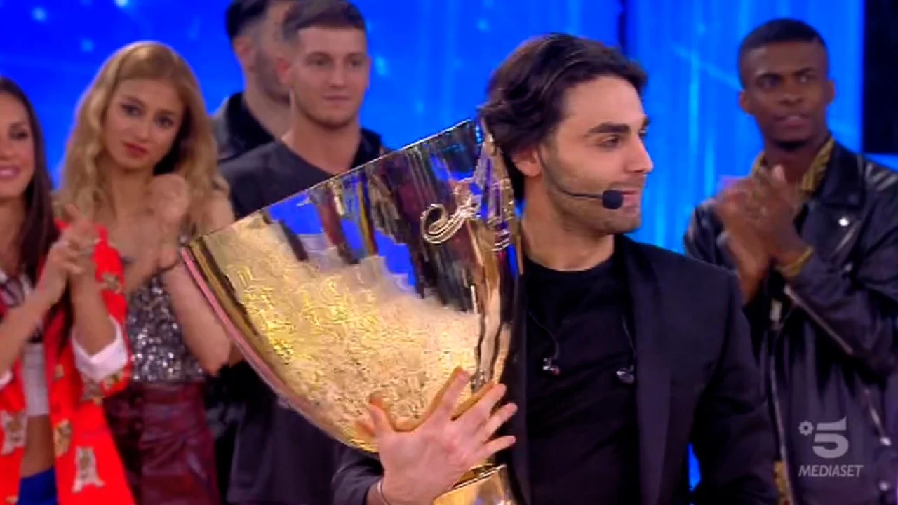 Amici, Alberto Urso e le foto pazzesche pubblicate da Signorini: corna? Con che vip lo pizzicano (e come)