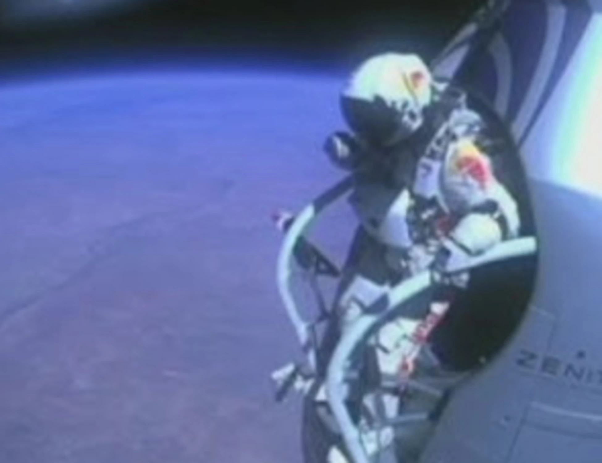 Fermo, malore con il parapendio precipita su una piscina: muore Felix Baumgartner