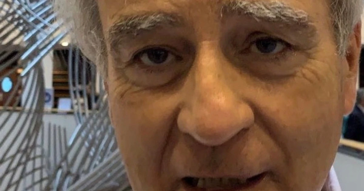 Antonio Maria Rinaldi disperato? Alle sue spalle Angela Merkel, così: cancelliera ridicolizzata