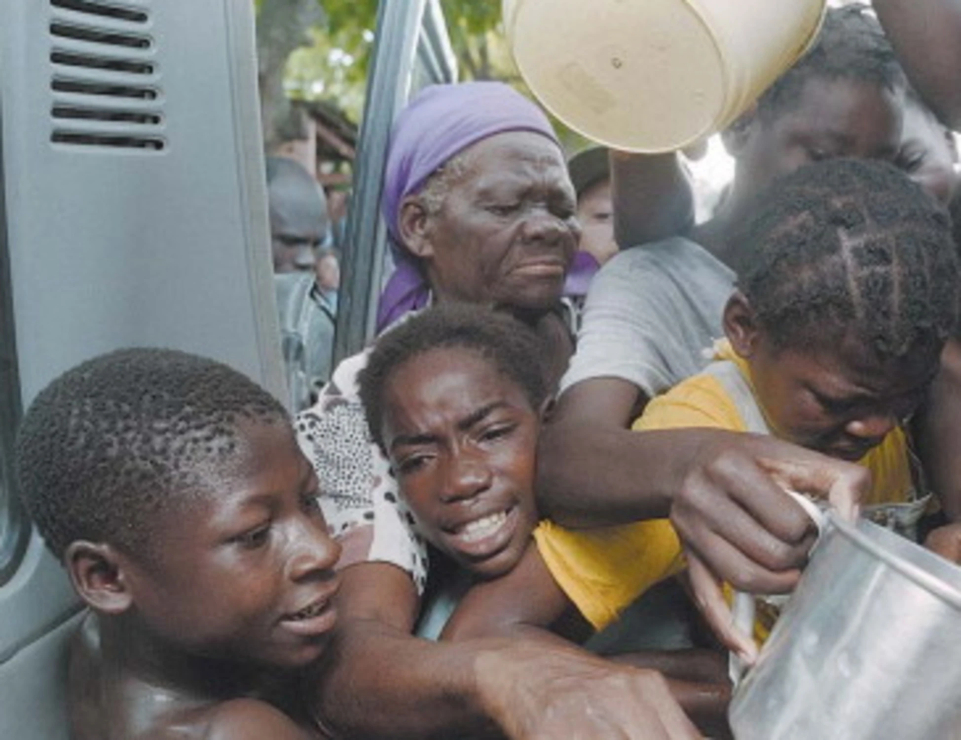 Haiti, un conto da 30 miliardi a Macron per le angherie francesi