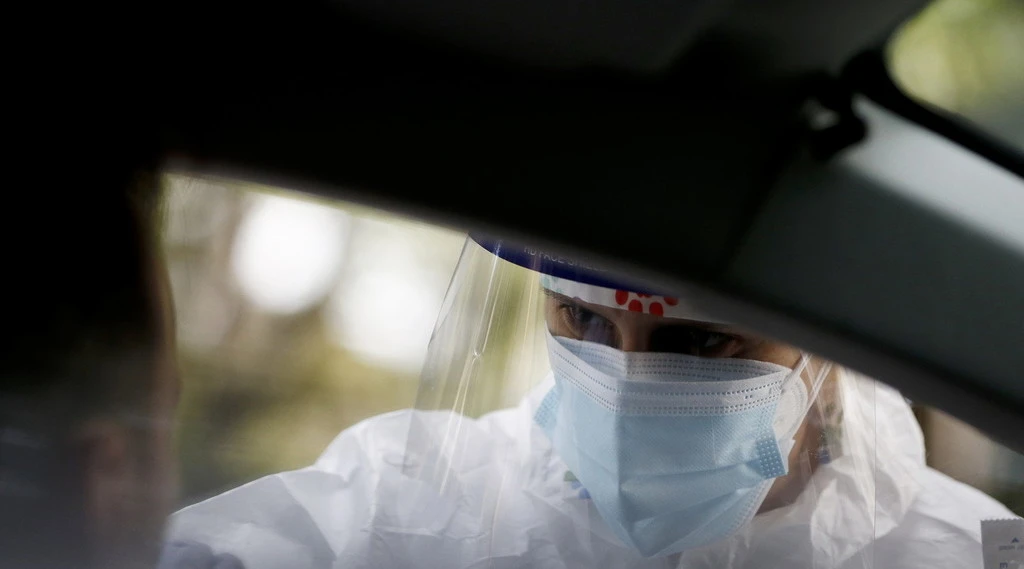 Coronavirus, bollettino 2 novembre: 233 morti e 22 mila positivi. Ricoveri in terapia intensiva, una piccola speranza dal trend dei dati