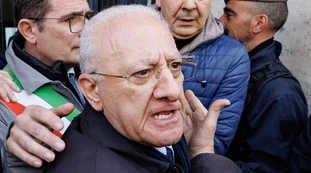 Vincenzo De Luca, a processo per le smart card: "Una spesa ingiustificata"