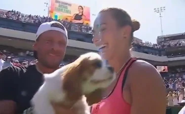 Aryna Sabalenka mette il cane nel ghiaccio: è bufera