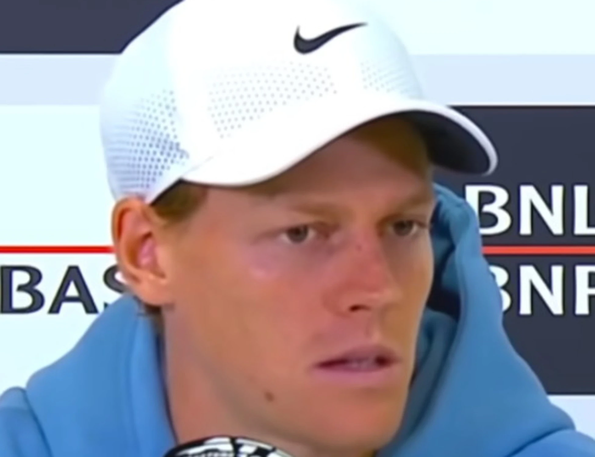 Jannik Sinner sbotta in conferenza stampa: "Proteggo la mia famiglia, mi dà fastidio"