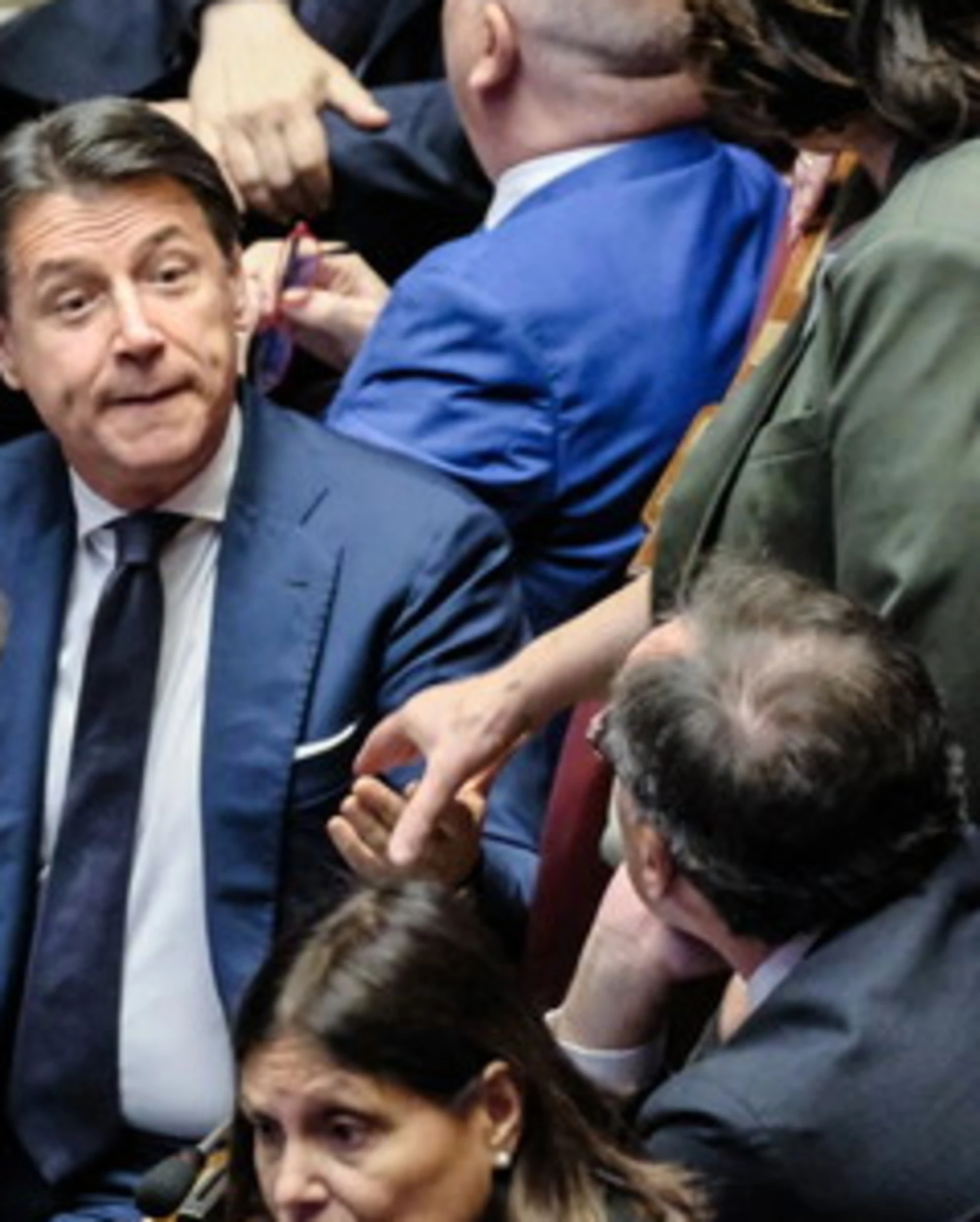 Pd e M5s fanno lo show invece di lavorare