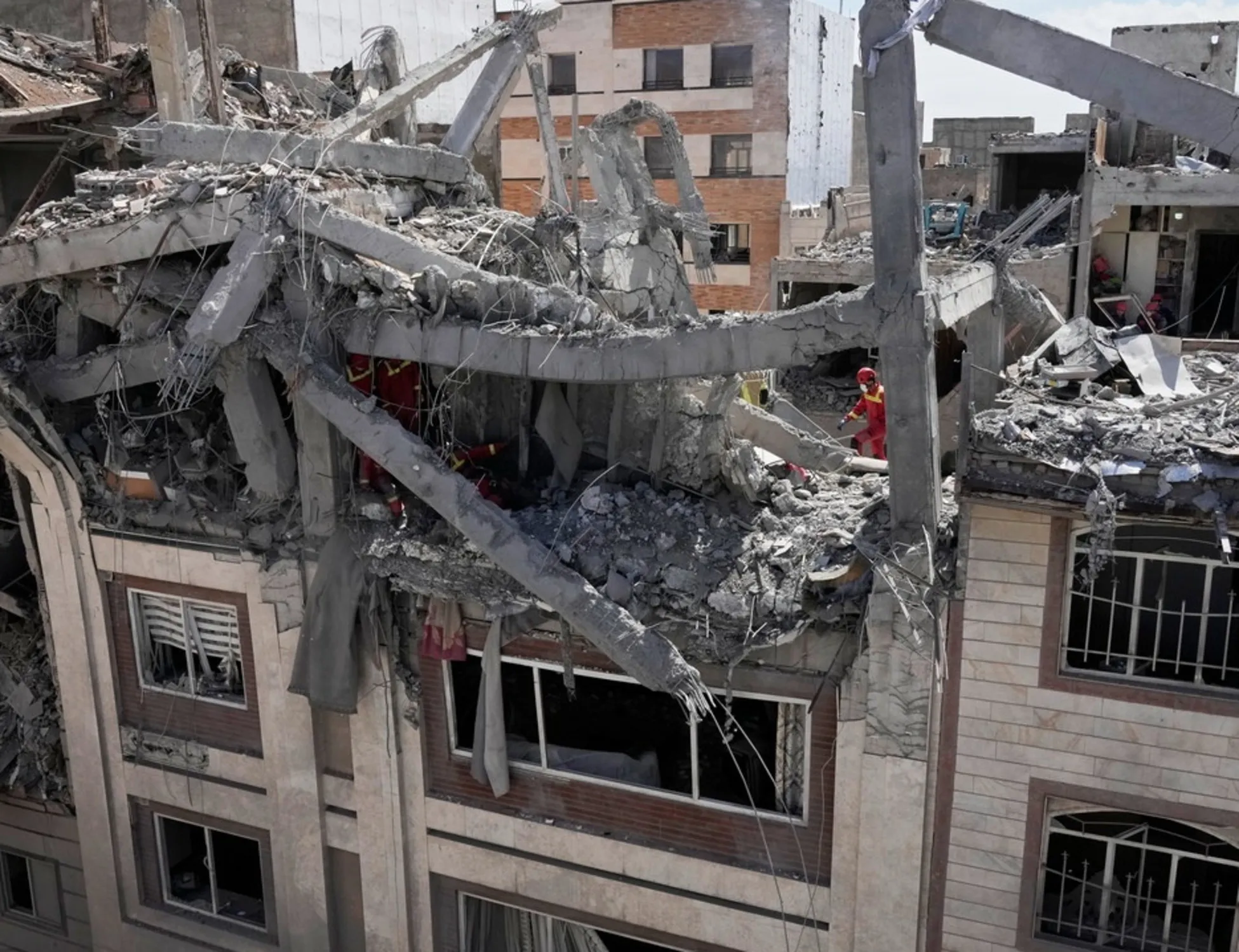 Leggi l'articolo: Ucciso il responsabile della ricerca nucleare iraniana. Colpito aereo-radar Usa