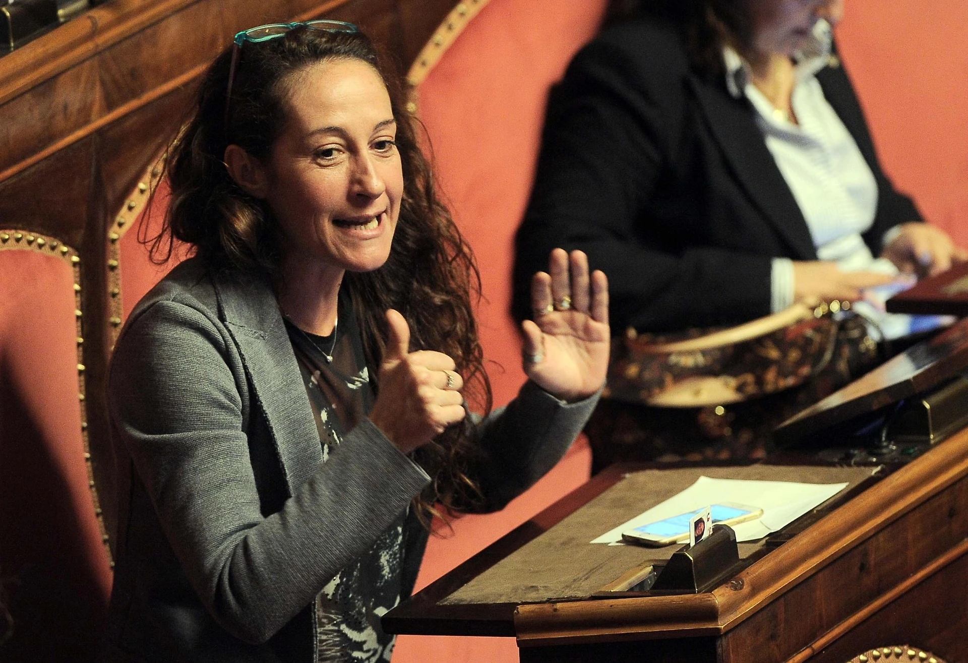 La senatrice devasta di insulti Renzi: "Pagliaccio, prova a...". Bastonate senza pietà dopo l'imitazione di Matteo in diretta