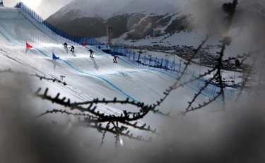 Milano-Cortina, il NYT insulta la città: "Come ammazzano i clochard"