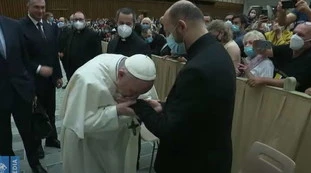 Papa Francesco bacia mani senza mascherina nell'udienza al chiuso. Il vaticanista: "Immagini inquietanti"