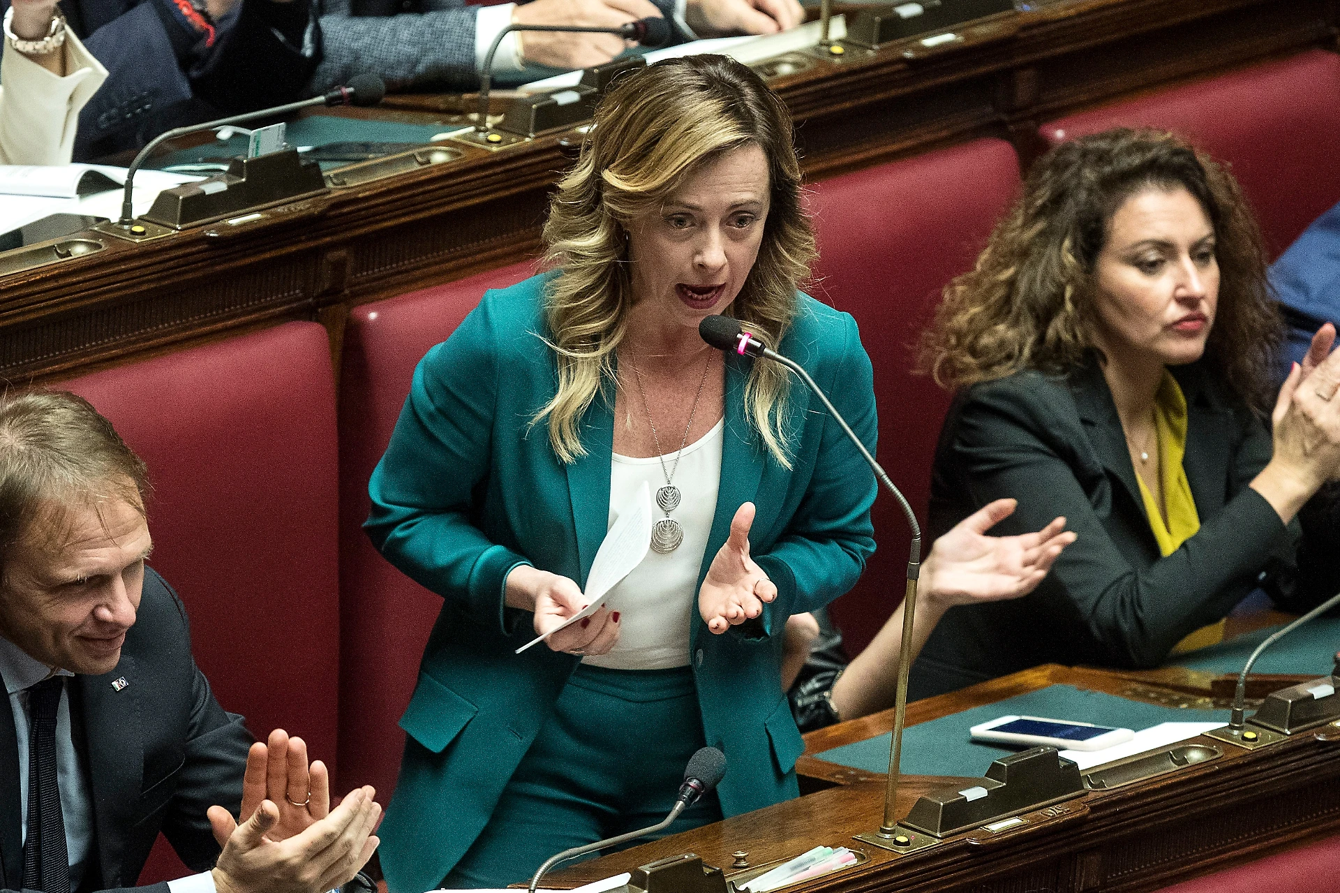 Giorgia Meloni, lo schiaffo a Salvini (e Berlusconi) sul voto decisivo: corre da sola in Toscana