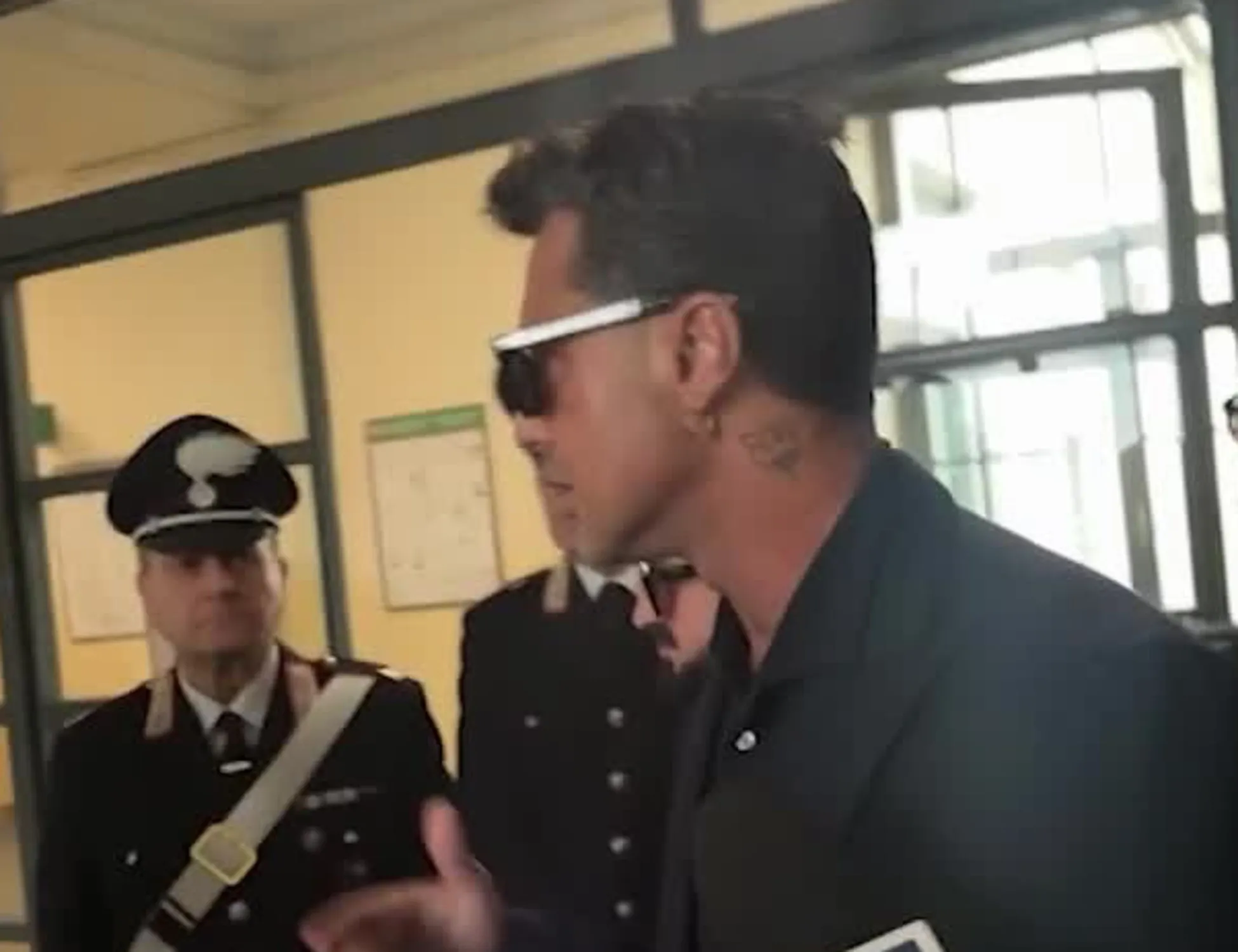 Leggi l'articolo: Fabrizio Corona sbattuto fuori dall'aula del tribunale <span style="color: rgb(153, 0, 0);">Video</span>
