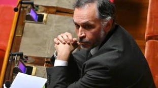 Carlo Nordio, lo sfregio del piddino Sensi: "Il killer è sull'aereo", ecco la caricatura