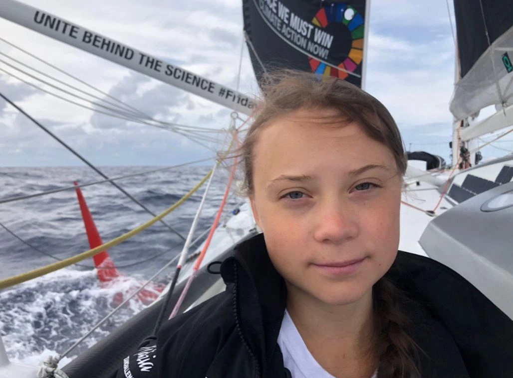 Greta Thunberg, la pagliacciata della traversata in barca: inquina più a vela che se avesse preso un aereo