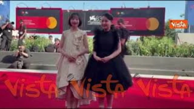 Venezia 83, Furi Nanase e Rokka Okada sul red carpet fanno il gesto coreano del cuore con le dita