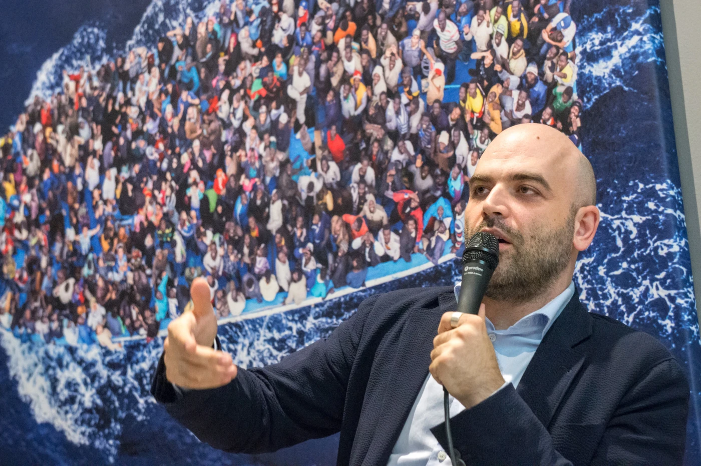 Roberto Saviano dà la mano ai migranti, Matteo Salvini azzanna: "Ancora parla? Prima gli italiani"
