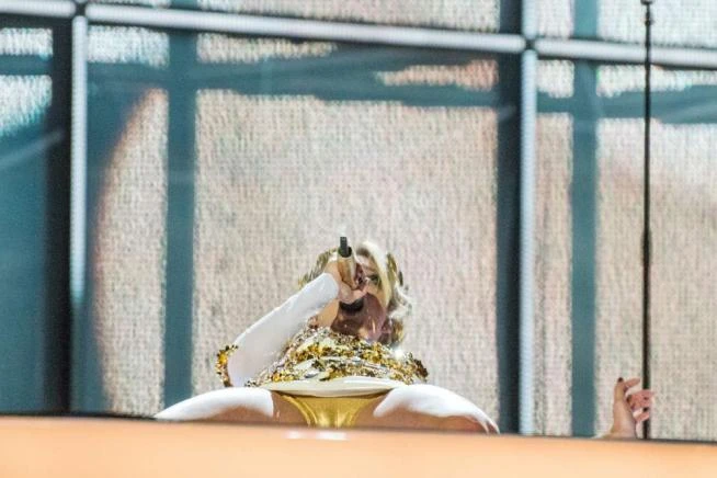 J-Ax contro Emma Marrone: "Critichi Suor Cristina ma sei vuota"