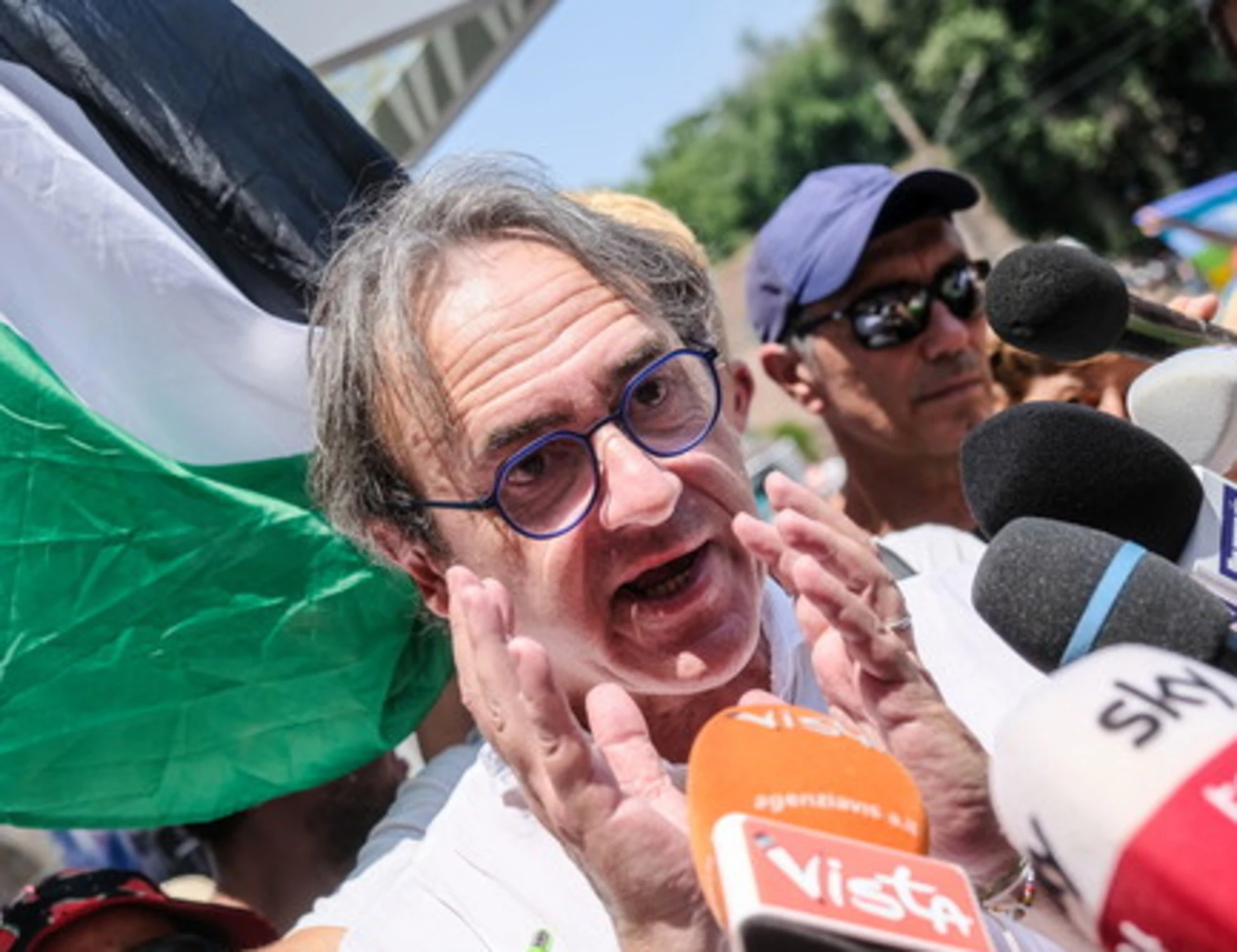 FdI sbertuccia Angelo Bonelli: "Fai tu il giro..."