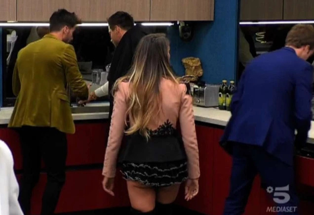 Gf Vip, scoppia la polemica: la concorrente Elisa De Panicis quasi nuda in tv