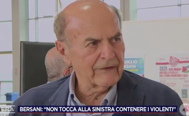 Scontri a Bologna, Bersani: "Noi di sinistra dobbiamo metterci a fare i poliziotti?"