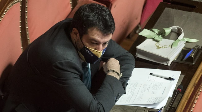 Matteo Salvini, "inciucione con Matteo Renzi": retroscena, la strana alleanza per "fare il mazzo" a Conte