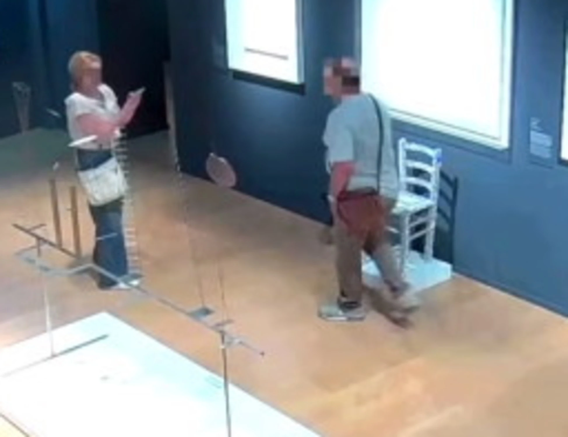 Verona, perde l'equilibrio e distrugge l'opera: video-choc dal museo